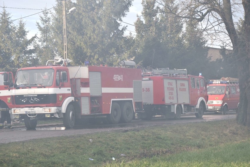 Pożar w Stogach 18.02. W ogniu stanął dach budynku, w którym znajduje się sklep. Ogień zauważyła mieszkanka, na pomoc ruszyli sąsiedzi 