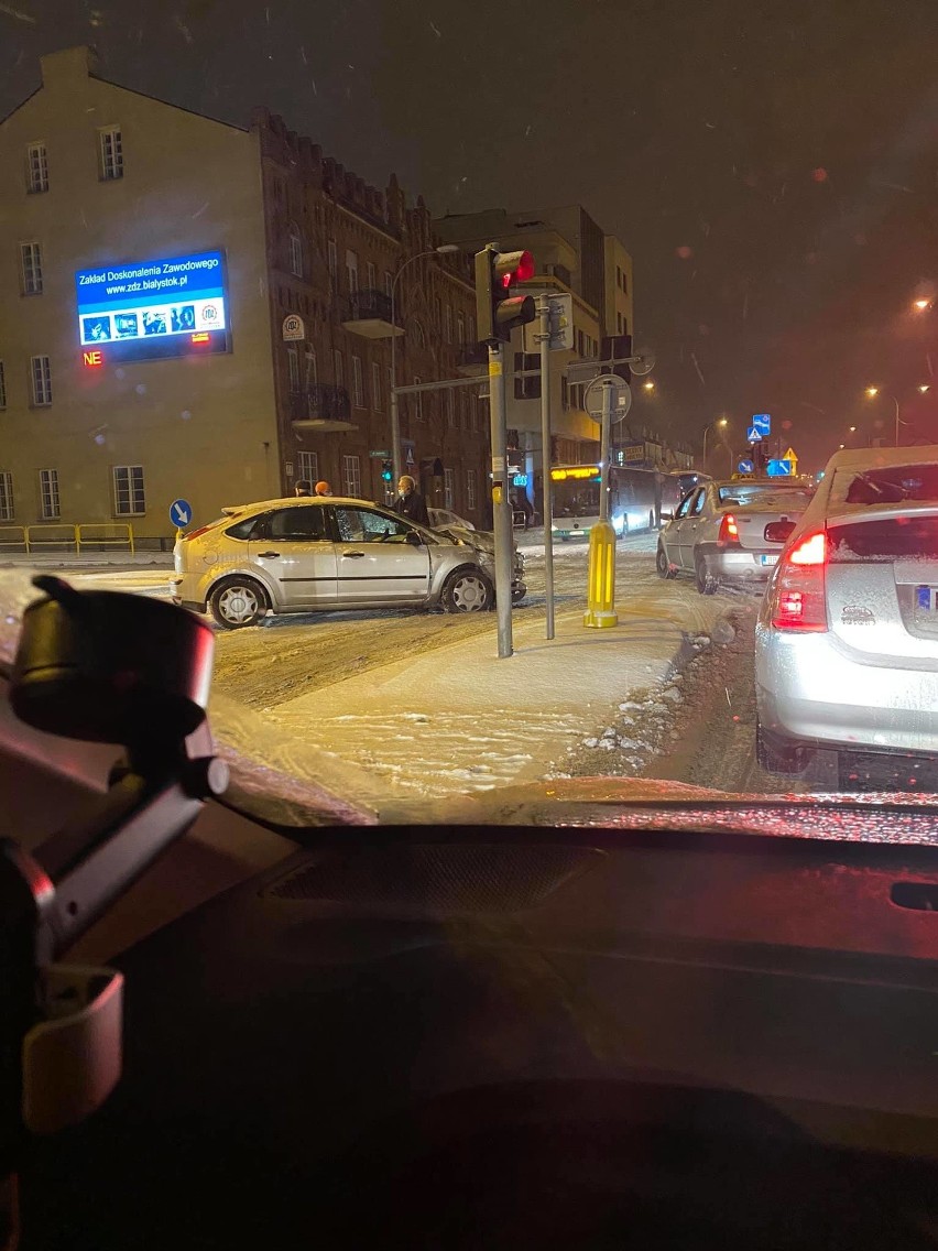 Kolizja autobusu z osobówką w Białymstoku