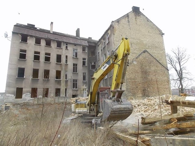 Na rozbiórkę czeka 27 budynków. Znikną w tym roku jak ta kamienica przy Wale Okrężnym 18