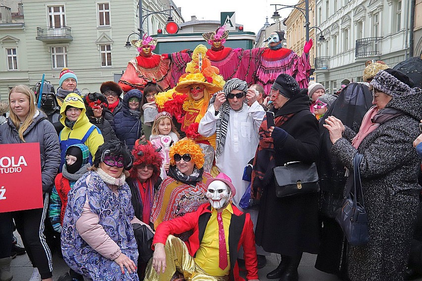 Parada karnawałowa w Łodzi. Korowód przebierańców przeszedł ulicą Piotrkowską. Zobaczcie zdjęcia!
