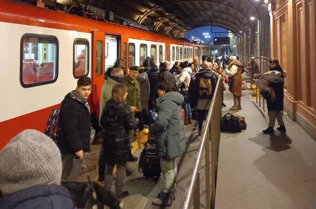 Pociąg Kolei Wielkopolskich przywiózł ukraińskich uchodźców do Poznania. Łącznie podróżowało nim ponad 300 osób, część wysiadła jednak na wcześniejszych stacjach. 
