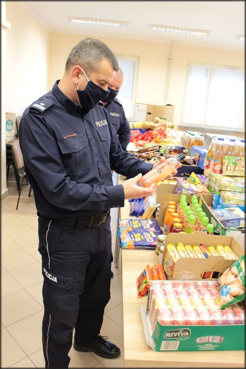 Policjanci z Tarnobrzega pomagają dzieciom ukraińskich policjantów. Zebrali dla nich żywność i nie tylko (ZDJĘCIA)