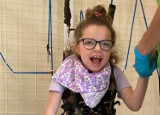 Niepełnosprawna dziewczynka - Antonina Zęgota z powiatu ostrowskiego - potrzebuje naszej pomocy. Trwa zbiórka na rehabilitację
