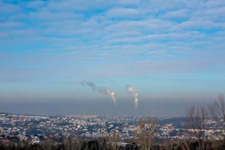 Siarczyste mrozy i duszący smog zaatakowały Kraków. Pękały szyny tramwajowe, rury ciepłownicze