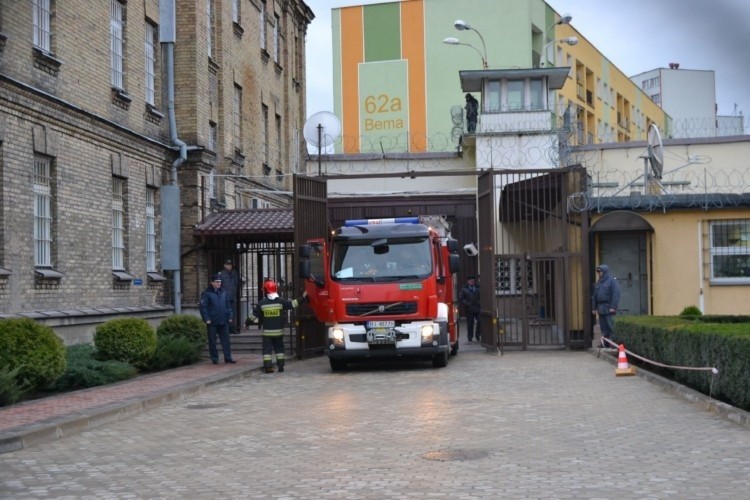 W areszcie wzmocniono posterunki ochronne, a dyrektor...