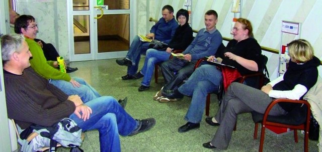 Urzędnicy pod drzwiami Departamentu Zarządzania Programami Rozwoju Regionalnego w olsztyńskim urzędzie koczują od wtorkowego popołudnia. Jak zapewniał nas wczoraj Michał Kociński (drugi od prawej) z ełckiego ratusza, na razie humory im dopisują.