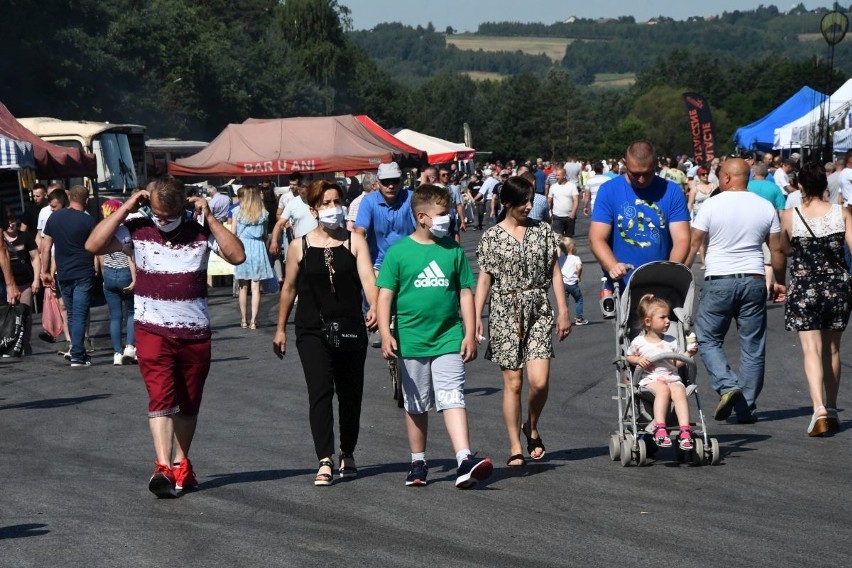 Tłumy na giełdzie w Miedzianej Górze. Kolejki przy stoiskach i korki na drodze krajowej [ZDJĘCIA]