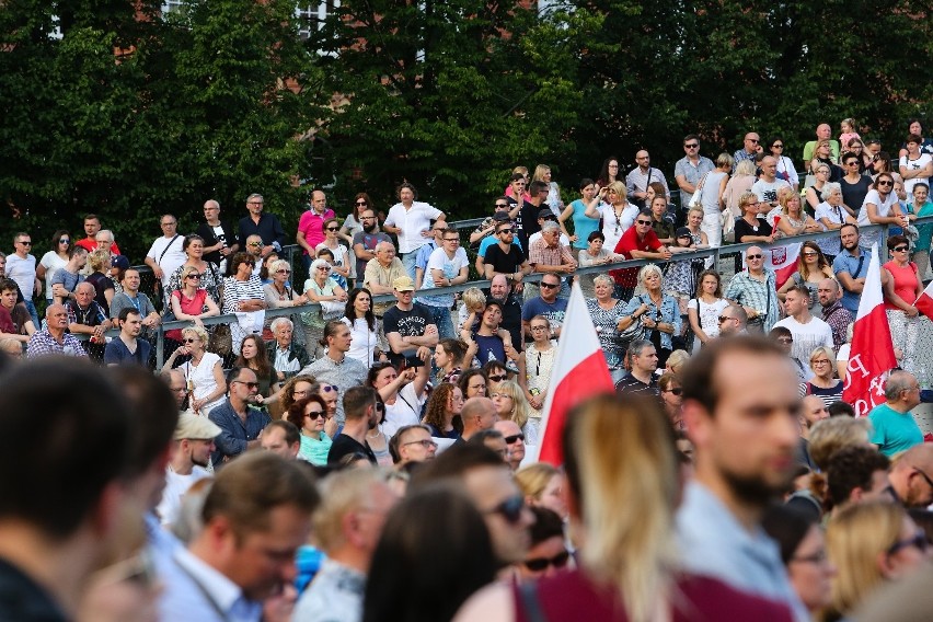 Protest na Placu Solidarności przeciwko reformie sądów. Przyszedł tłum [zdjęcia, wideo] 