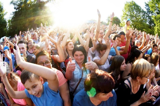 Cosuchovia Dance 2018. Fani muzyki dance i disco w sobotę (14 lipca) bawili się na jednej z największych imprez tego typu w Lubuskiem. Impreza z roku na rok przyciąga tłumy. Już po raz trzeci uczestnicy Cosuchovia Dance nie zawiedli organizatorów.  Największa gala muzyki disco polo w zachodniej Polsce za nami. Impreza w Kożuchowie trwała do białego rana. A na scenie, która tradycyjnie już znajdowała się w Parku Poniatowskiego, pojawiło się osiem zespołów. Cosuchovia Dance 2018 rozkręcali: Boys, Piękni i Młodzi, Shantel, Malibu, Baflo, Eratox, Cliver, Bobi. Jak było? Zobaczcie naszą galerię!  WIĘCEJ ZDJĘĆ W MATERIALE: ONI ZAGRALI DLA FANÓW MUZYKI DANCE I DISCO [ZDJĘCIA, WIDEO]