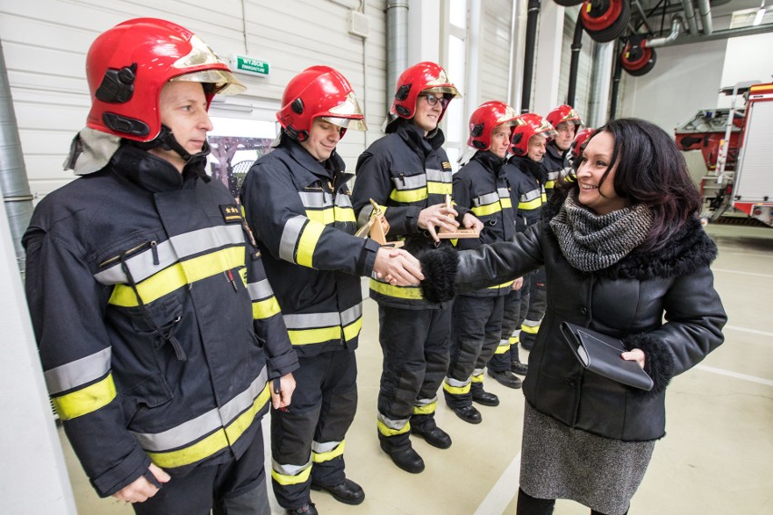 Straż pożarna w Poznaniu dostała świąteczny prezent od firmy Volkswagen Poznań [ZDJĘCIA]