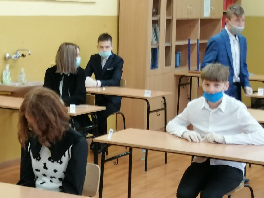 Uczniowie szkoły w Skalbmierzu pisali egzamin ósmoklasisty z języka polskiego. Po zakończeniu mówili, że nie był trudny [ZDJĘCIA] 
