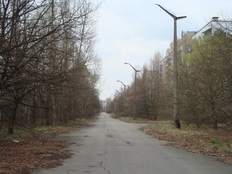 Czarnobyl, radziecka elektrownia atomowa. 26 kwietnia 1986 roku dochodzi do wybuchu wodoru z reaktora jądrowego elektrowni atomowej. Przez katastrofe skazonych zostalo ponad 125 tys. km2, ewakuowano i przesiedlono ponad 350 tys. osób.