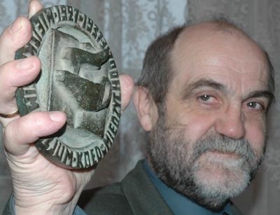 - Jedna z szkolnych pamiątek jest medal z 1937 roku, który odlano z metalu z rozebranej wtedy wieży Bismarcka - mówi dyrektor LO Zygmunt Mleczak.