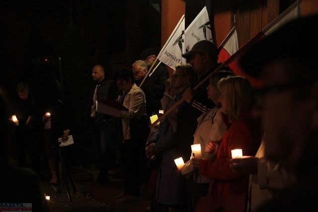 Pięćdziesiąt osób zgromadziło się w niedzielę (1 października) wieczorem przed sądem rejonowym we Włocławku.Z flagami narodowymi protestowano przeciwko ograniczaniu demokracji i rządom Prawa i Sprawiedliwości. Podczas spotkania padło wiele słów negatywnych na temat Jarosława Kaczyńskiego i prezydenta Andrzeja Dudy.