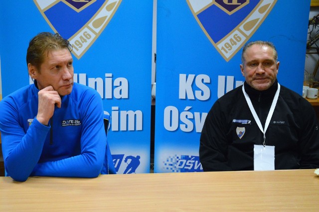 Aleksander Belavskis (z lewej, trener Podhala) i Jirzi Szejba, trener oświęcimian (obok).