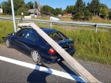 Wypadek w Głogoczowie. Bliskie spotkanie ze słupem przy drodze, utrudnienia na zjeździe z zakopianki [ZDJĘCIA]