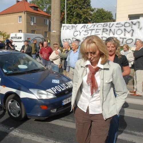 Przechodzenie po pasach spowodowało korki, które musiała rozładowywać policja.: - Jeżeli miasto nie zaprosi nas do rozmów, to poskarżymy się do wojewody i premiera - zapowiadają protestujący mieszkańcy ul. Reduty Ordona.