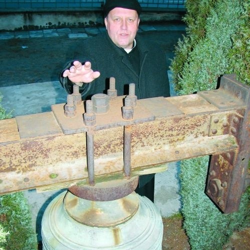 Wicedziekan bielski ks. kan. Tadeusz Kryński przy dzwonie z dzwonnicy kościoła pw. Matki Bożej z Góry Karmel