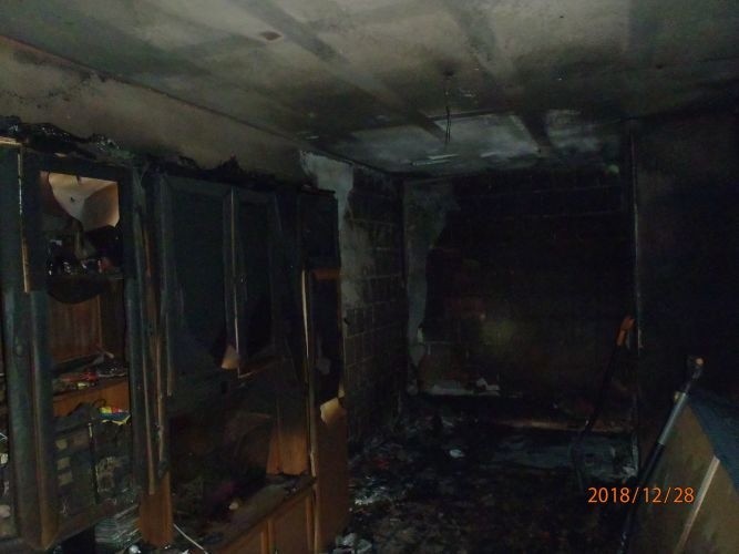 Sandomierz. Pożar w bloku socjalnym i ewakuacja mieszkańców. Trzy osoby straciły dach nad głową (zdjęcia)