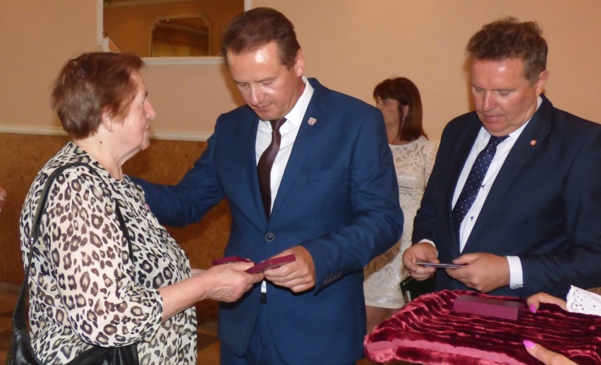 Prezydenckie medale wręczał burmistrz Wiślicy Jarosław...