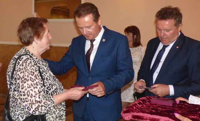 Prezydenckie medale wręczał burmistrz Wiślicy Jarosław Jaworski (w środku), w towarzystwie przewodniczącego Rady Miejskiej Jacka Gocyka.