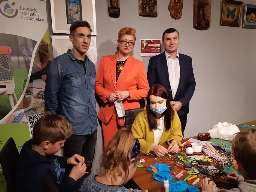 Przegląd Rękodzieła Artystycznego i Ludowego w Stąporkowie. Powstają choinkowe ozdoby z recyklingu