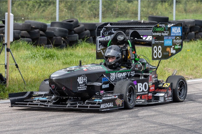Bolid Politechniki Białostockiej zajął drugie miejsce w zawodach Formula Student East na Węgrzech (zdjęcia)