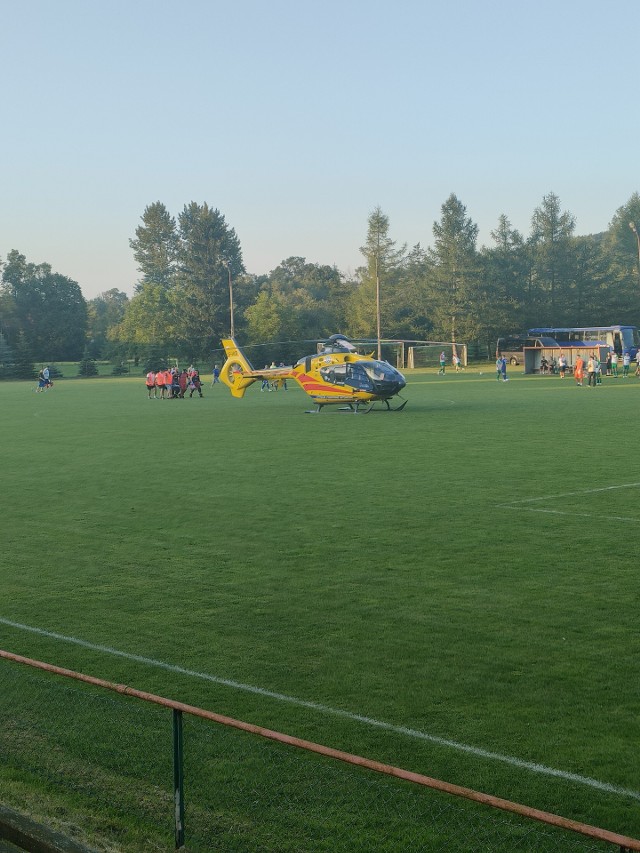 Zawodnik przetransportowany śmigłowcem do szpitala.