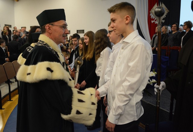 Najmłodsi słuchacze uniwersytetu otrzymali symboliczne indeksy między innymi z rąk prorektora profesora Wojciecha Żurowskiego.