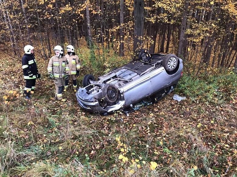 Chobotki. Wypadek na DW671. Honda dachowała w rowie. Kierowcy nic się nie stało (zdjęcia)