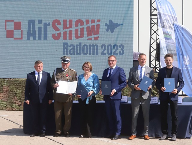W sobotę, 27 sierpnia w 42. Bazie Lotnictwa Szkolnego odbyła się uroczystość podpisania porozumienia w sprawie organizacji Międzynarodowych Pokazów Lotniczych AIR SHOW 2023”.