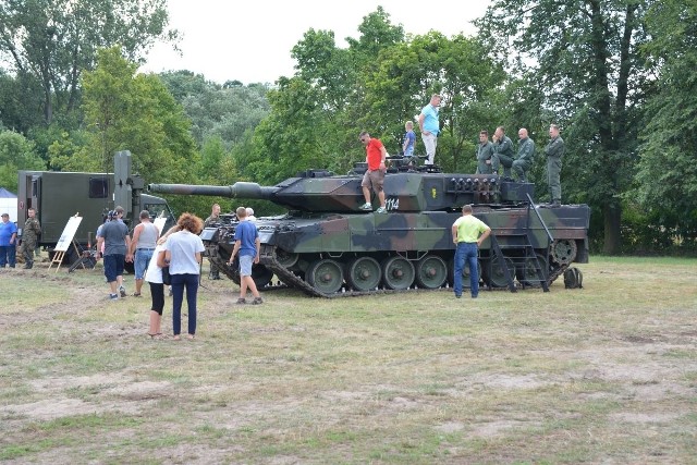 W skansenie militarnym w Mniszewie chętni mogli obejrzeć zabytkowe i obecne pojazdy wojskowe.