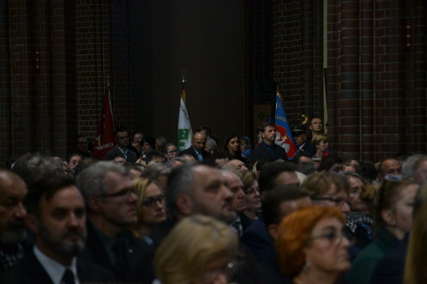 W bazylice i przed nią tłumnie zebrali się rybniczanie, aby...