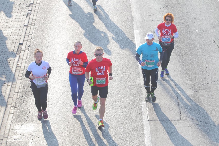 Około 25 tysięcy biegaczy zmaga się z 10-kilometrową trasą...