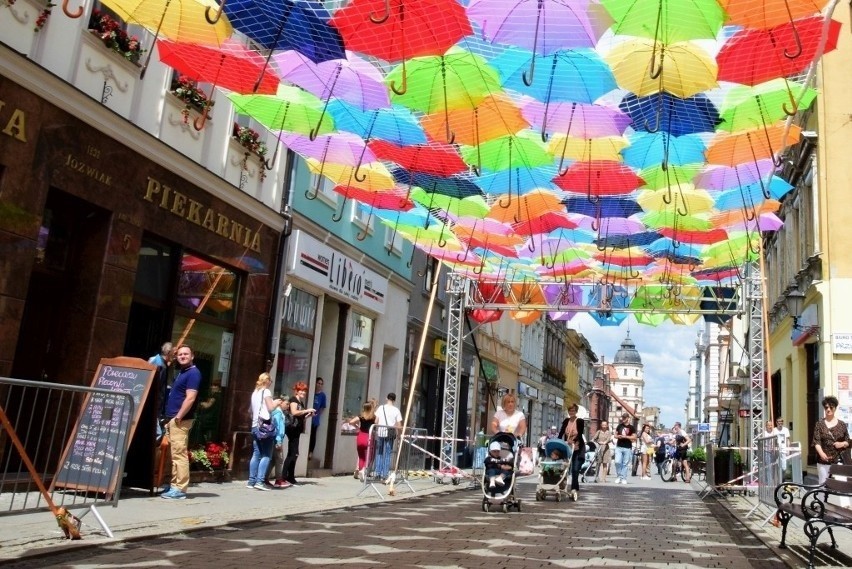 Kolorowe parasolki w Inowrocławiu.