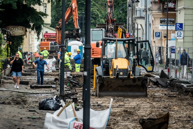 Trwają również prace w Śródmieściu przy budowie ulicy Cieszkowskiego. Akceptację uzyskały kamienie, z których zostaną wykonane nawierzchnie chodników oraz jezdni. Rozpoczęły się prace przy krawężnikowaniu.