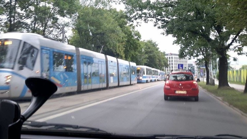 Wrocław: Jeden tramwaj wykoleił się dwa razy i sparaliżował przejazd (ZDJĘCIA)