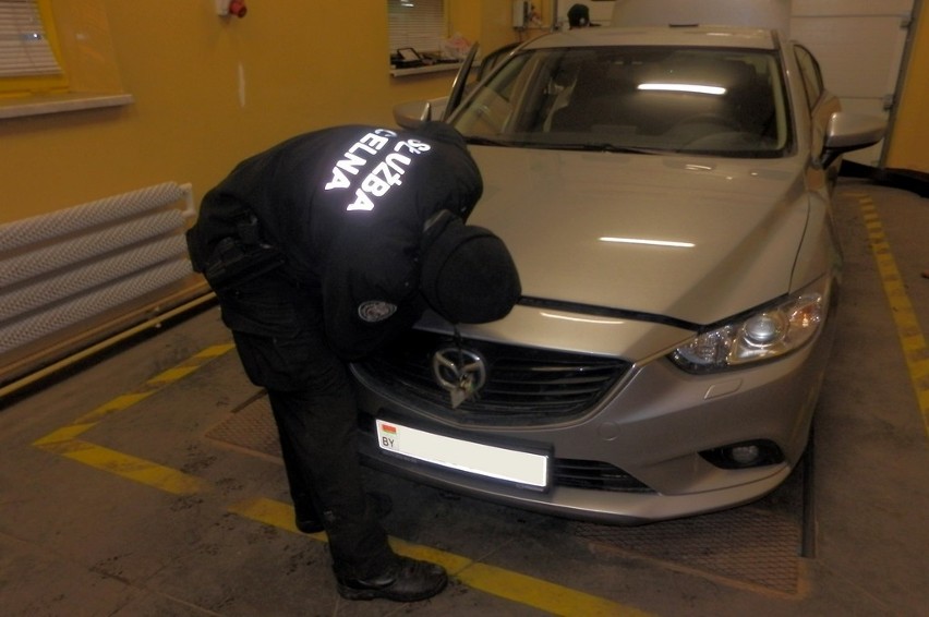 Nowiutka mazda służyła do ukrycia kontrabandy