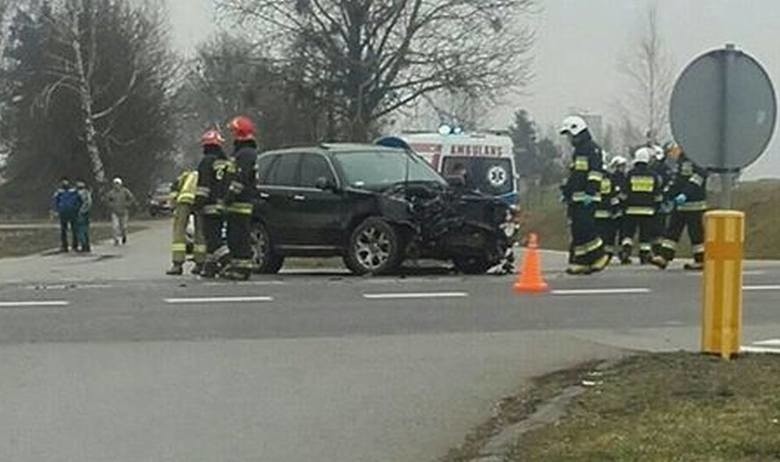 Kamień. Wypadek na DK 8. Zderzenie dwóch aut osobowych. Sześć osób rannych w tym troje dzieci [ZDJĘCIA]