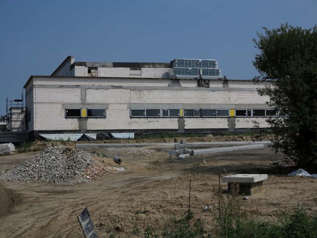 Budowa centrum kultury w Koziegłowach stanęła. Wykonawca chce pieniędzy?