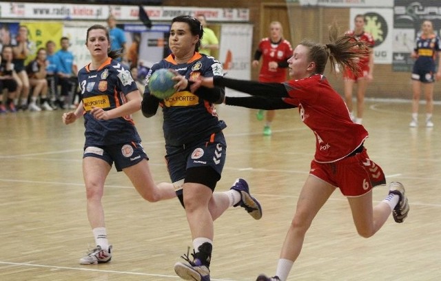 Najskuteczniejszą zawodniczką Korony Handball w meczu z Jutrzenką Płock była zdobywczyni sześciu bramek, Karolina Mochocka (w środku).