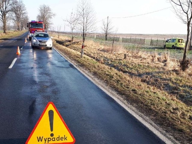 Do dyżurnego lubaczowskiej komendy wpłynęło zgłoszenie o zdarzeniu drogowym, na drodze pomiędzy Oleszycami a Zalesiem. Ze wstępnych ustaleń wynikało, że 25-letnia mieszkanka pow. jarosławskiego kierująca volkswagenem, na prostym odcinku drogi, straciła panowanie nad samochodem. Zjechała na przeciwległy pas ruchu, po czym wjechała do rowu. Następnie samochód dachował, zatrzymując się na pobliskim polu.25-latka została przewieziona do szpitala. Na szczęście jej obrażenia okazały się niegroźne. Kobieta była trzeźwa.