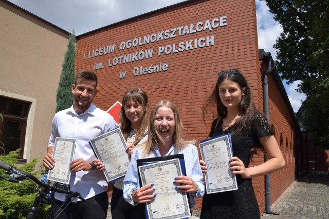 Maturzyści z I Liceum Ogólnokształcącego w Oleśnie, od lewej: Filip Niejadlik, Stefania Prochota, Anna Respondek, Julia Adamczyk zadali maturę bardzo dobrze.