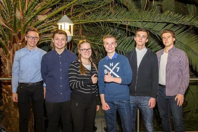 (Od lewej) Licealiści: Jakub, Szymon, Aleksandra, Dominik, Dawid oraz Maks, którzy tworzą zespół CanIntoSpace