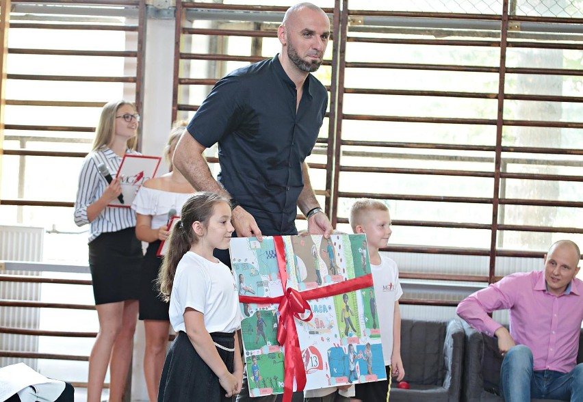 Marcin Gortat podczas spotkania z uczniami swojej...