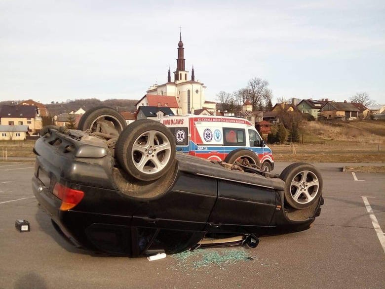 Kierujący BMW X5 kręcąc "bączki" na parkingu w Dubiecku w...