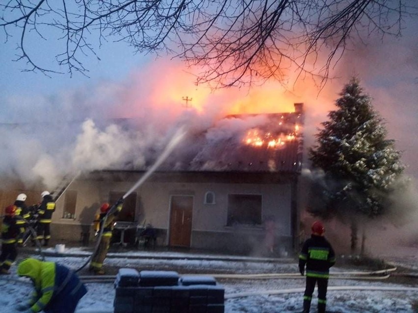 Pożar w Łekawicy zauważono po godz. 6 rano. Ogień trawił...
