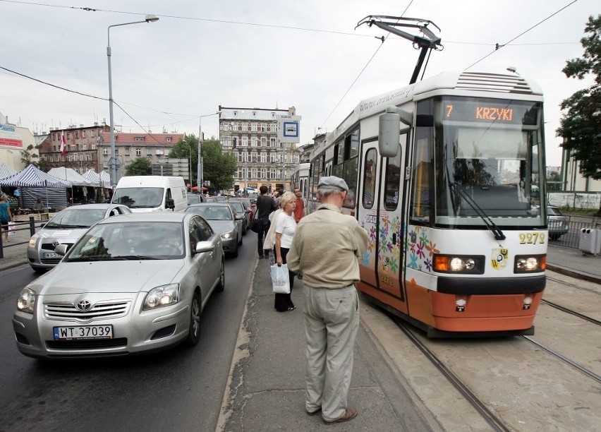 Niebezpieczny przystanek na ul. Drobnera. Czy musi dojść do tragedii? (LIST, FOTO)