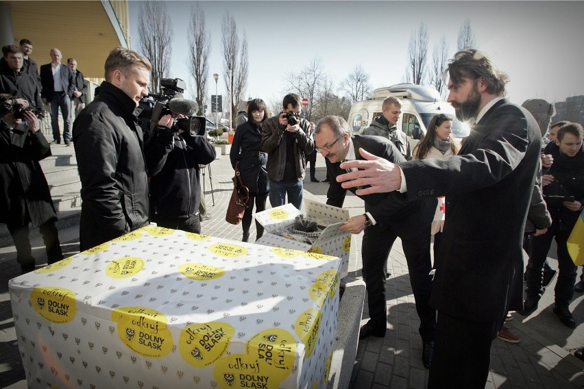 W poniedziałek marszałek Cezary Przybylski (z lewej) i jego...