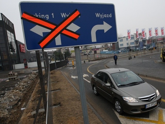 Z użytku wyłączono część parkingu, która jest położona najbliżej już funkcjonującej części CH Jantar.